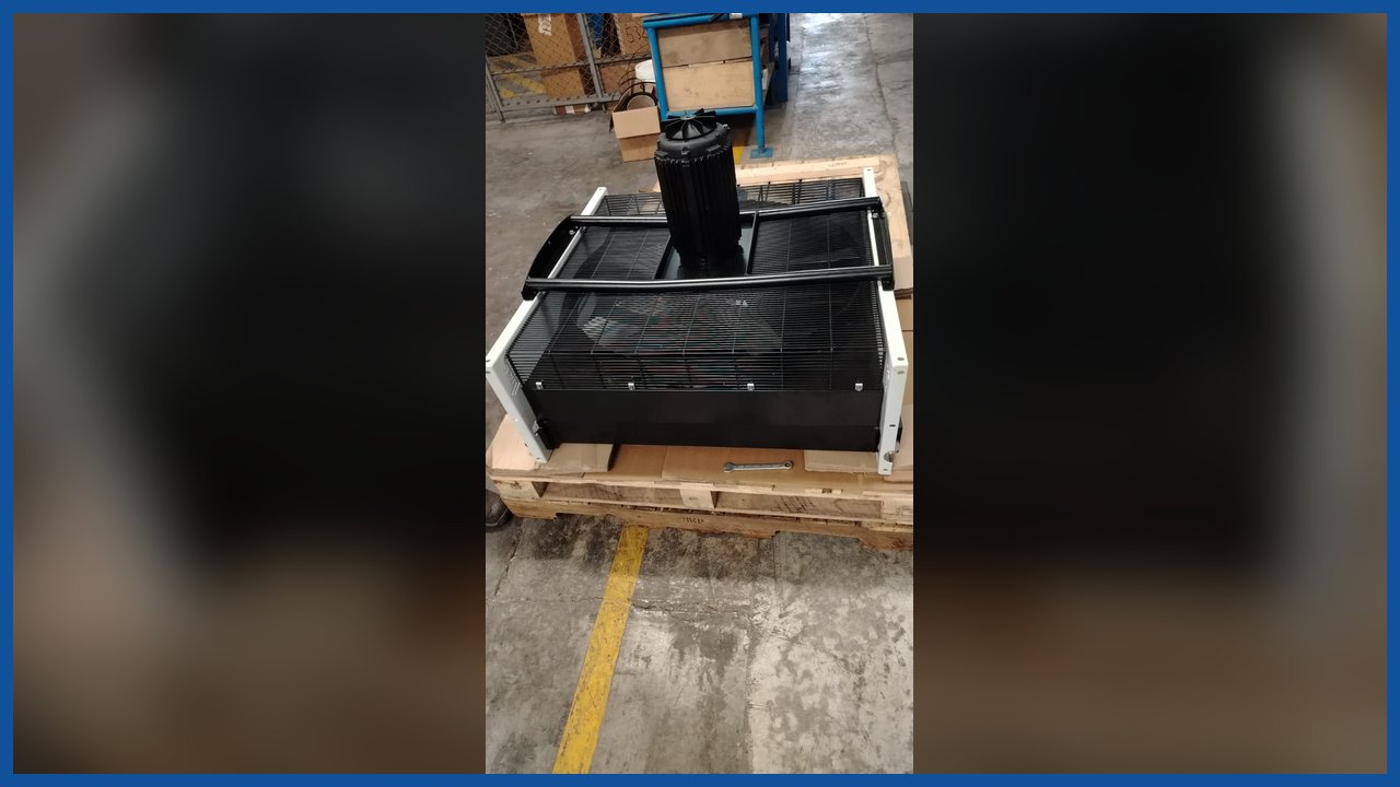 Panel de enfriador con ventilador montado sobre un pallet en un almacén
