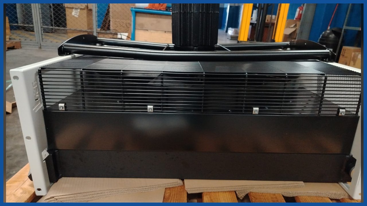 Vista frontal del panel de enfriador con su rejilla de ventilación