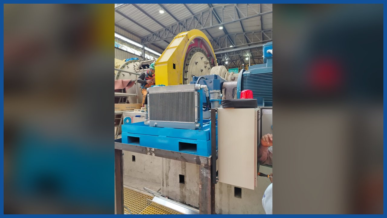 Unidad de lubricación Bijur Delimon instalada al pie de un molino en planta minera