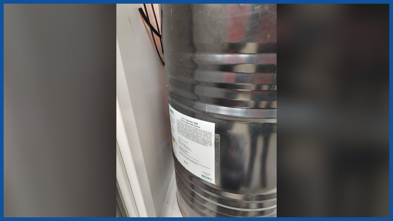 Cilindro de grasa RYL Ultimate 1000 con su etiqueta