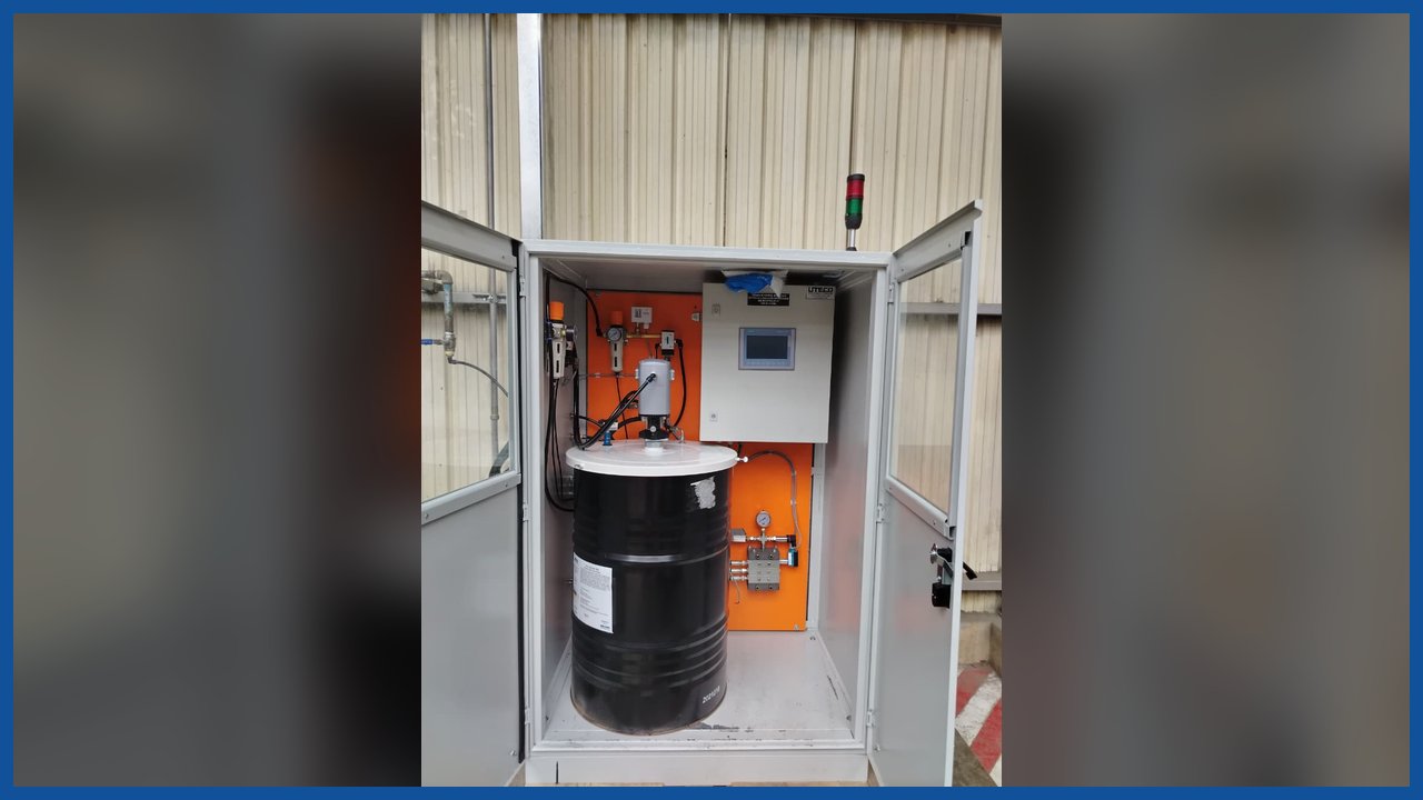 Cilindro de grasa RYL Ultimate 1000 conectado a la bomba dentro del gabinete del sistema de lubricación
