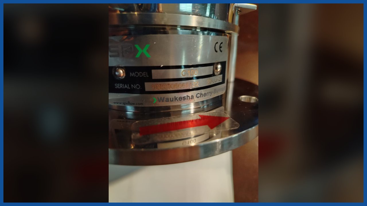 Placa de identificación de la bomba centrífuga Waukesha Cherry-Burrell con modelo y número de serie