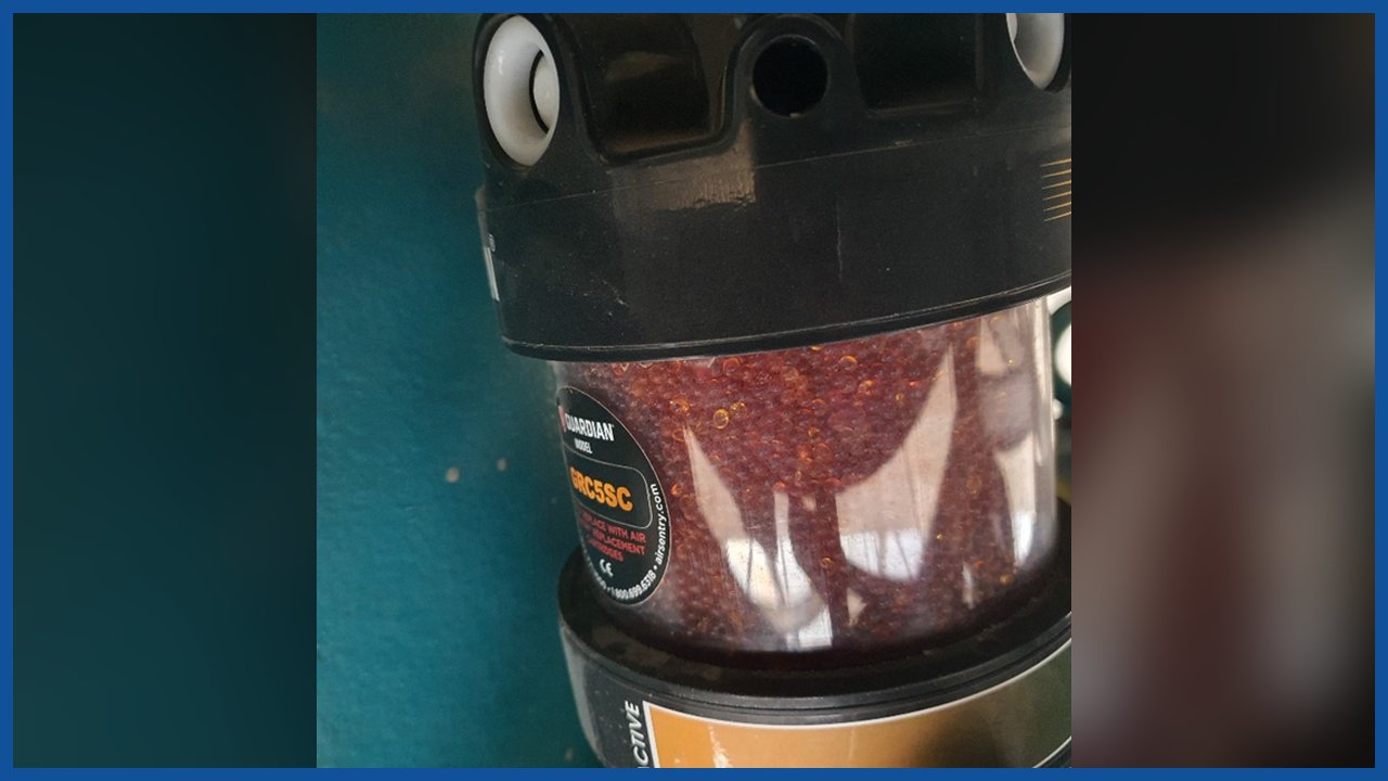 Detalle del AirCleaner con su carga de sílica gel visible